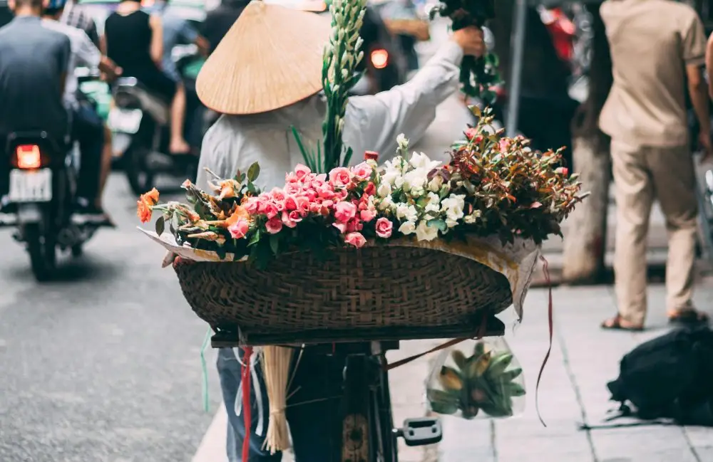 Hanoi ulica biciklist sa cvijećem
