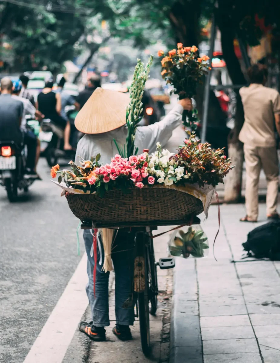 Hanoi ulica biciklist sa cvijećem