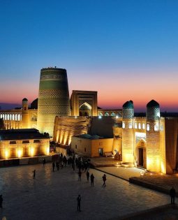 Pogled na Kalta Minor Minaret u Khivi pri zalasku sunca, Uzbekistan