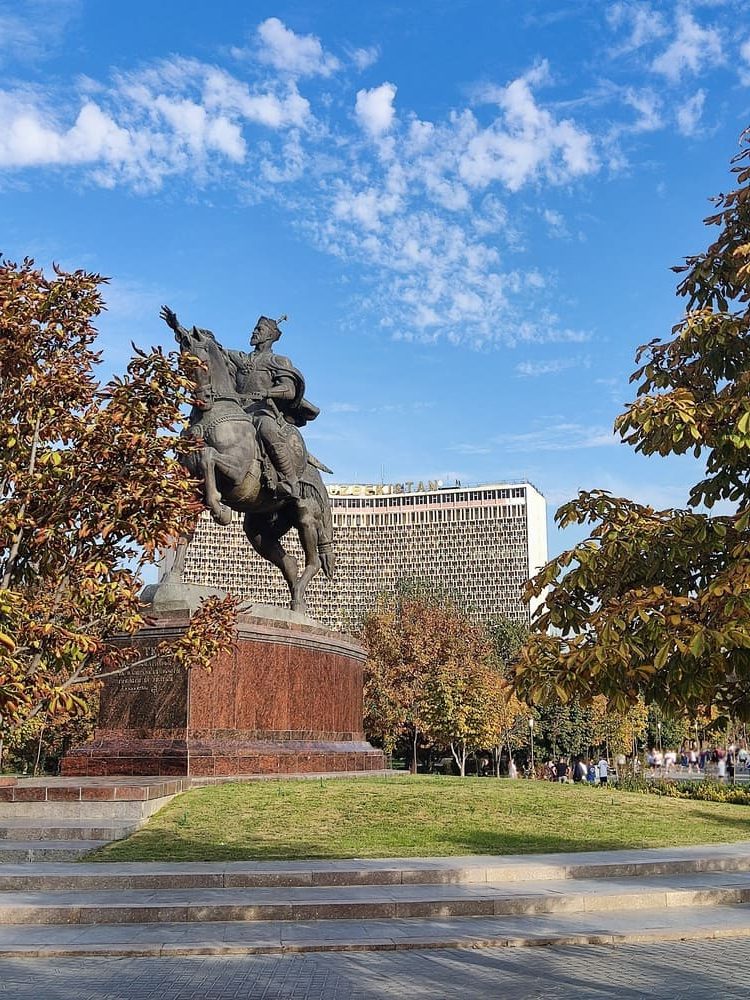 Trg Amir Temur i hotel Uzbekistan - Tashkent