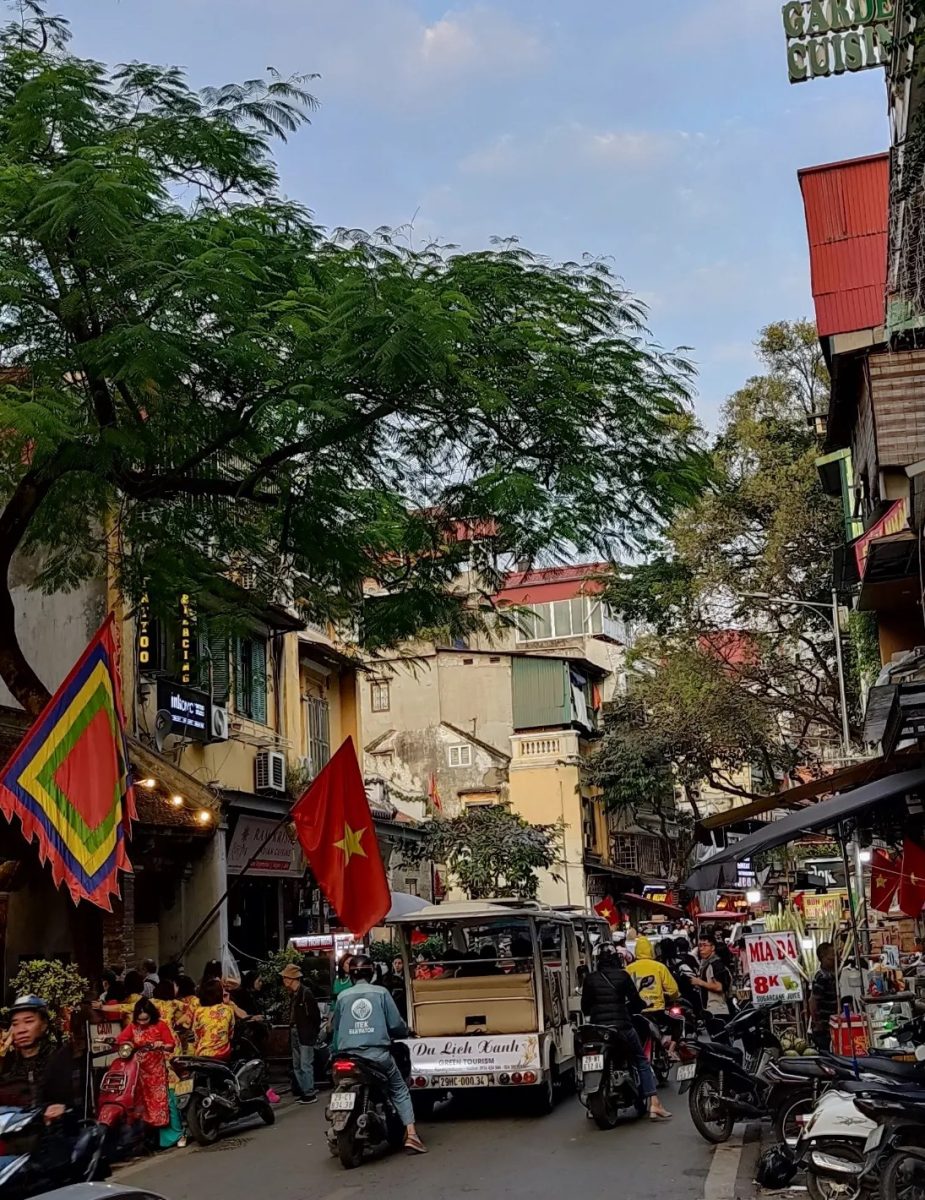 Hanoi ulica sa zastavama