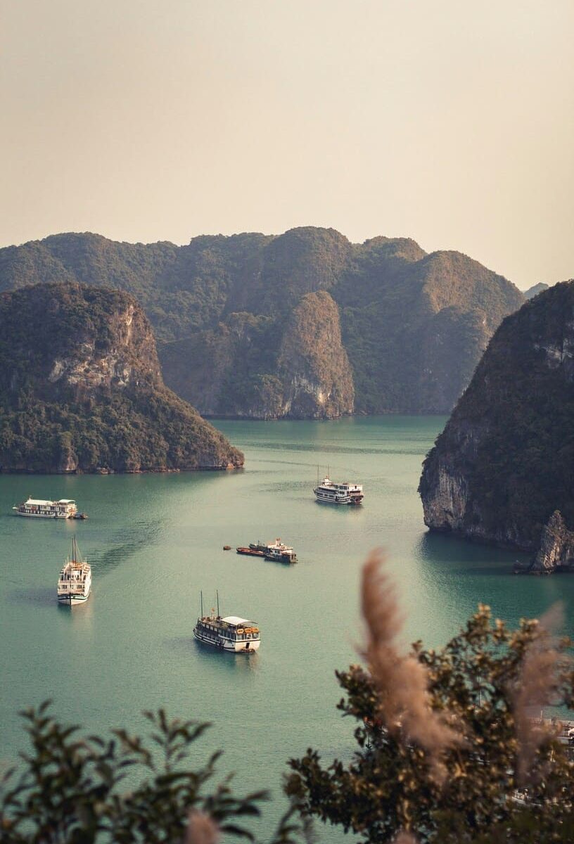 Uvala HaLong brodovi