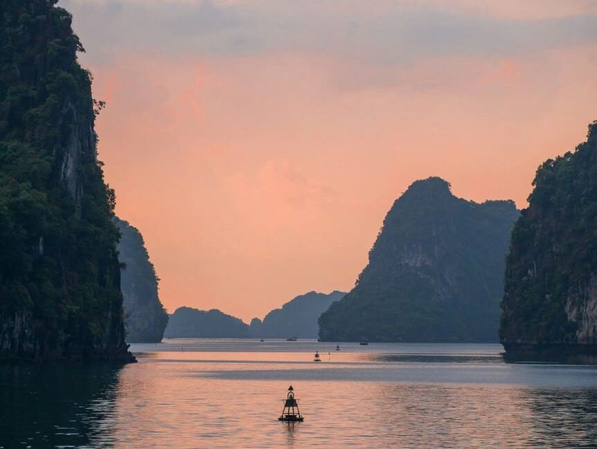 Uvala HaLong sumrak