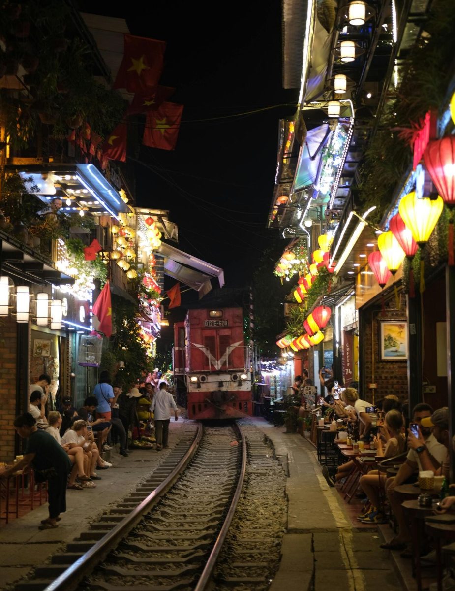 Train Street Hanoi noću